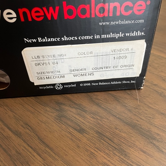 Women New Balance athletic shoes - Picture 2 of 6